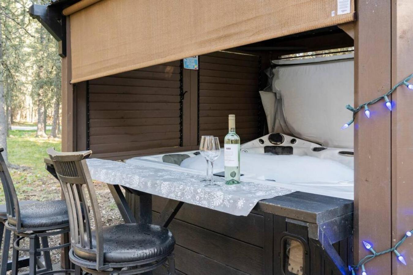Rustic Cozy Cabin With Hot Tub Bragg Creek Extérieur photo