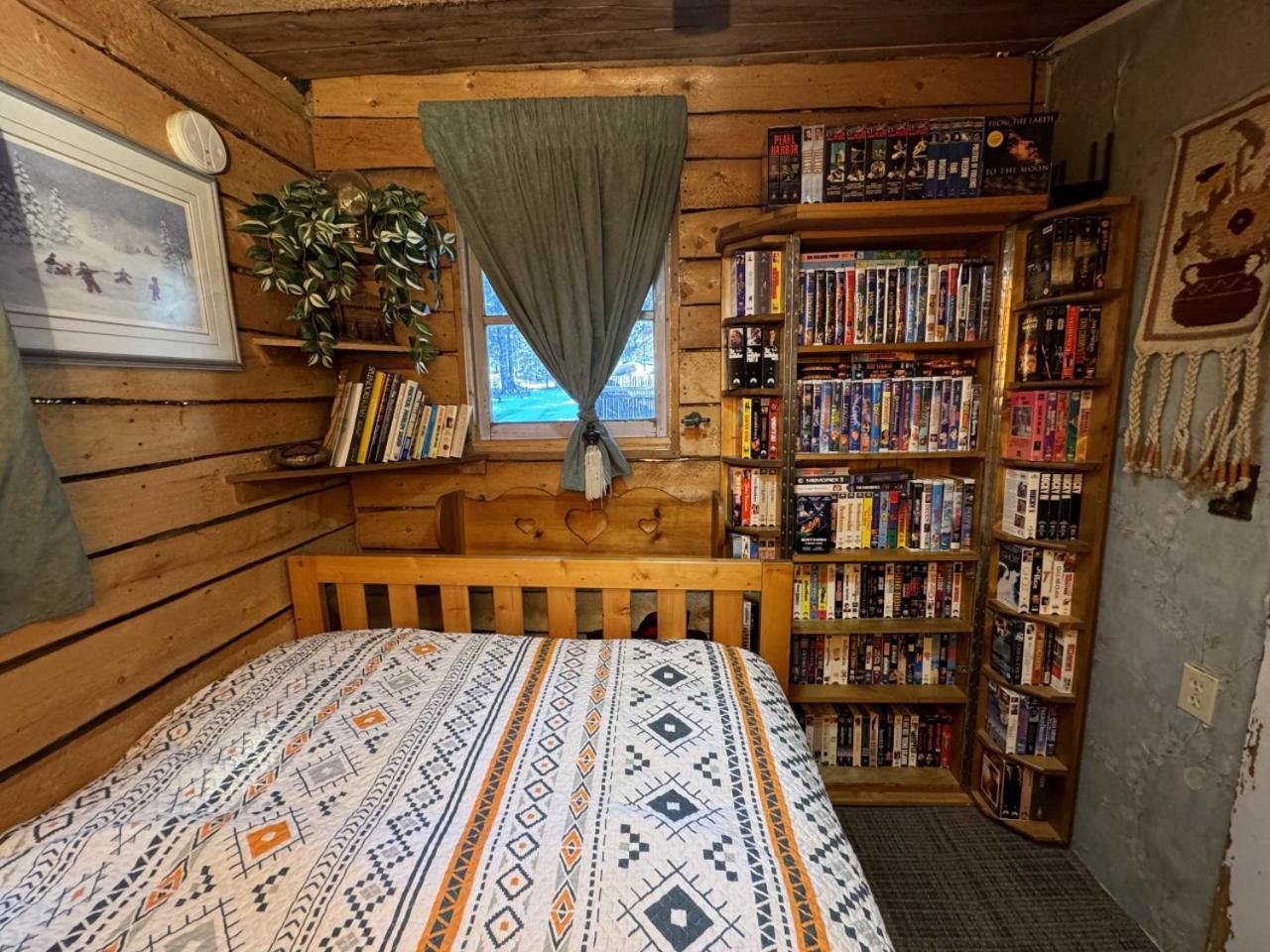 Rustic Cozy Cabin With Hot Tub Bragg Creek Extérieur photo