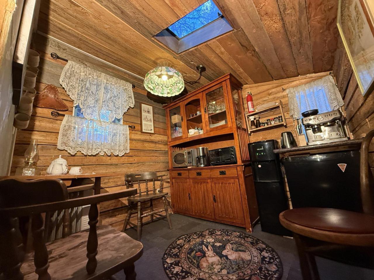 Rustic Cozy Cabin With Hot Tub Bragg Creek Extérieur photo
