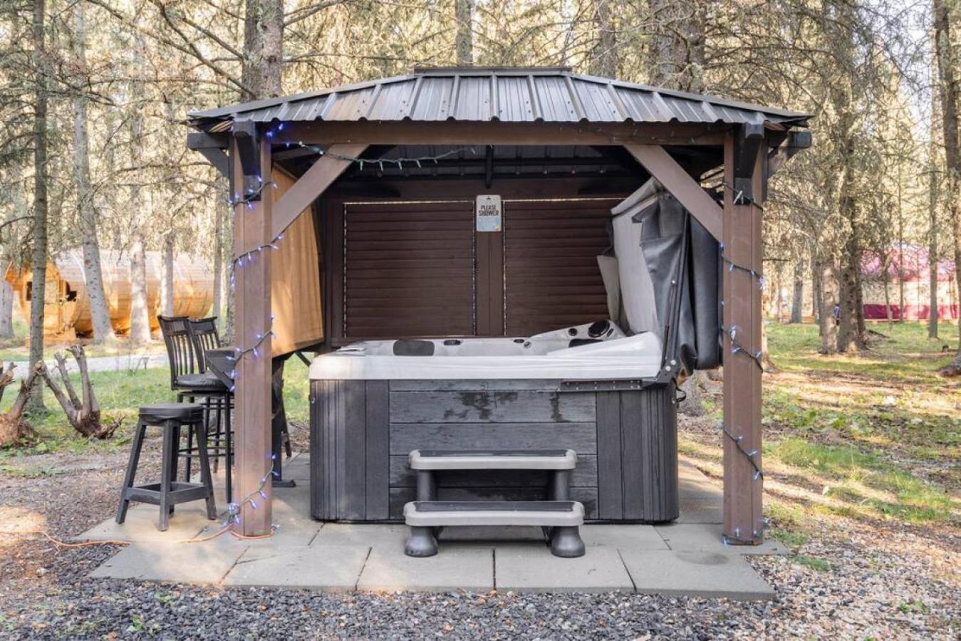 Rustic Cozy Cabin With Hot Tub Bragg Creek Extérieur photo
